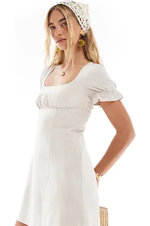 The Frolic – Exklusives Minikleid aus Leinenmix in Steinbeige mit eckigem Ausschnitt, Puffärmeln, Spitzenbesatz und Bindedetail am Rücken