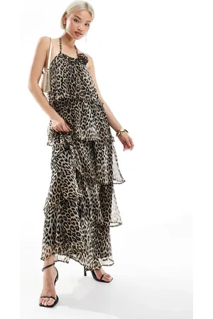 Pieces® – Gestuftes Maxikleid mit Rüschen, Ansteckblume und Leopardenmuster