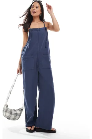 Monki – Latzhose aus leichtem Denim im