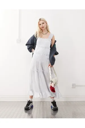 COLLUSION – Gestuftes Maxikleid aus Satin in Hellblau