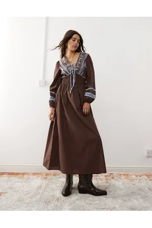 Reclaimed – Midi-Hängerkleid in mit kontrastierender Stickerei in Puderblau