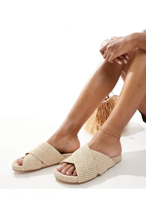 4th & Reckless – Gewebte, flache Sandalen in Beige mit überkreuzten Riemen