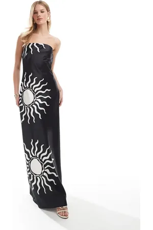 4th & Reckless – Trägerloses Satin-Maxikleid in Schwarz-Weiß mit kontrastierendem Sonnen-Print