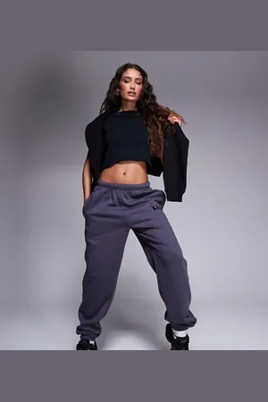 Kaiia Petite – Jogginghose in Dunkelgrau mit Bündchen und Logo-Stickerei