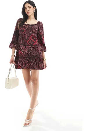 Miss Selfridge – Gestuftes Minikleid mit Paisley-Blumenmuster