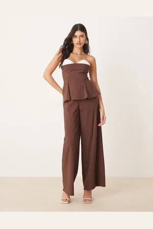 ASOS – Trägerloser Jumpsuit in Schokobraun mit kontrastierendem Körbchen-Overlay