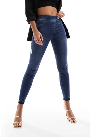 Spanx – Formende und anhebende Röhrenjeans in mittelblauer Waschung mit Used-Details