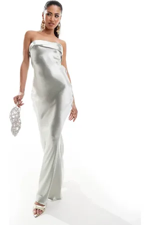 In The Style – Exklusives, trägerloses Maxikleid aus fließendem Satin in mit Rückenausschnitt