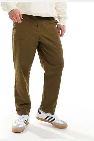 Farah – Hawtin – Schmal zulaufende Workwear-Chinohose in Khaki mit Aufnäher