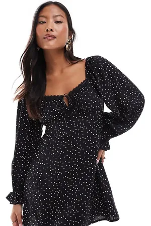 Miss Selfridge – Gepunktetes Mini-Freizeitkleid mit Schleifendetail und Bindeband vorn