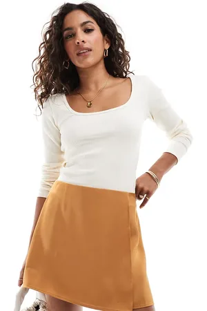 ASOS ASOS DESIGN Petite – Wickelrock aus Satin in Gold