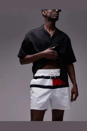 Tommy Hilfiger – Badeshorts in mit Kordelzug und großem Flaggenmotiv
