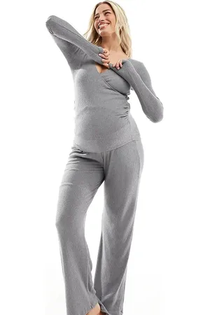 Hunkemöller Hunkemöller – Umstandsmode – Angerauter, gerippter Pyjama aus Oberteil mit gewickelter Vorderseite und weit geschnittener Hose in Grau