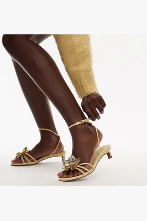 Topshop – Inaya – Gelbe Riemchen-Sandalen mit Kitten-Heel-Absatz und goldfarbener Blume