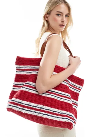 ASOS – Tragetasche in aus Häkelstrick in handgefertigter Optik in Rot und Blau gestreift