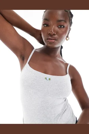 Cotton On Cotton On – Camisole in mit Rosendetail und weißen Riemchenträgern