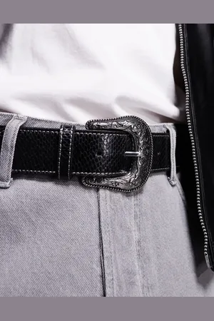 ASOS – Cowboy-Gürtel aus schwarzem Kunstleder in Schlangenhaut-Optik mit farblich abgesetzten Ziernähten
