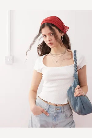 Miss Selfridge – Pointelle-T-Shirt in Weiß mit eckigem Ausschnitt und Spitzenbesatz