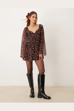 Miss Selfridge – Langärmliger Playsuit in Schwarz mit Blümchenmuster