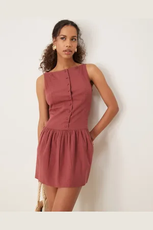 ASOS – Minikleid in Burgunderrot mit tiefer Taille, U-Boot-Ausschnitt und Knopfleiste