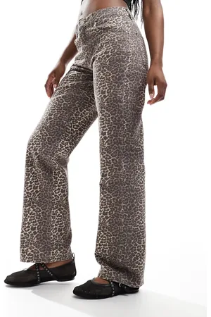 Pull&Bear – Jeans in mit Leopardenmuster und weitem Bein
