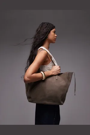 MANGO – Schultertasche aus Wildleder in Hellbraun