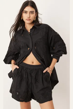 ASOS – Kastige Shorts in Schwarz mit Lochstickerei, Kombiteil