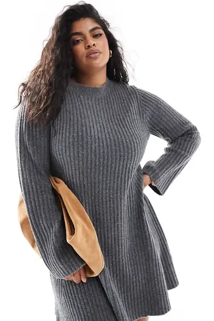In The Style – Schwingendes, kurzes Strickkleid in Anthrazit mit Glockenärmeln und kontrastierender Schleife auf der Rückseite