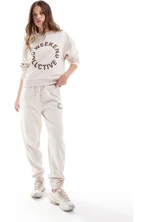 ASOS ASOS – Weekend Collective – Jogginghose in Haferbeige mit rundem, braunem Logo, Kombiteil