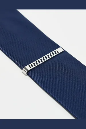 ASOS – Silberfarbene Krawattenspange mit Zierausschnitt-Detail