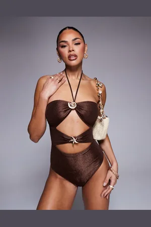 South Beach – Glänzender Crinkle-Badeanzug in Schokoladenbraun mit Neckholder und Cut-out