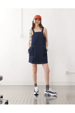 Reclaimed – Mini-Latzkleid aus Denim in Indigo-Waschung