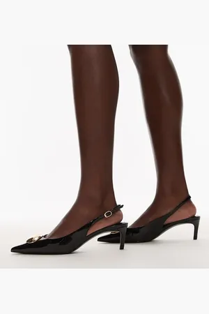 MANGO – Pumps in mit Fersenriemen, Kitten-Absatz und goldfarbenen Akzenten