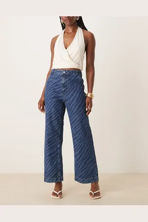 ASOS – Kurz geschnittene Jeans in Mittelblau mit Zebra-Lasermuster und weitem Bein