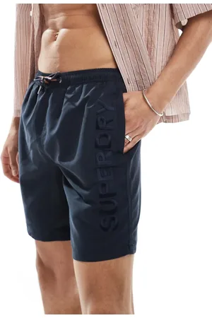 Superdry – Premium – Bestickte Badeshorts in Eclipse , 17 Zoll Schrittlänge