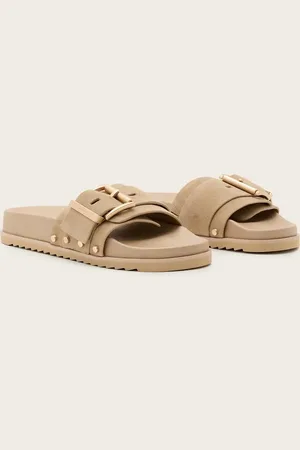 AllSaints – Ellie – Slider in Sandbraun mit Nietenbesatz