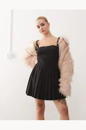 COLLUSION – Kurzes Latzkleid in mit Schnallendetail