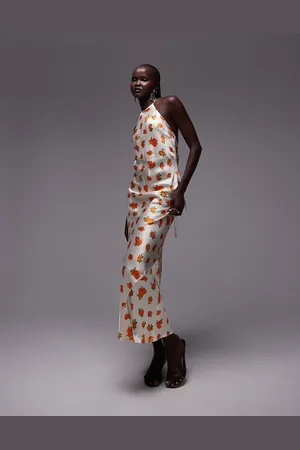 Topshop – Neckholder-Maxikleid mit Rosenmuster in Orange