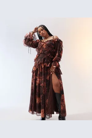 ASOS ASOS DESIGN Curve – Gestuftes, schulterfreies Maxikleid mit Rüschen und Blumenmuster in Burgunderrot