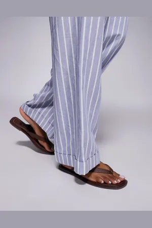 River Island – Flache Zehenstegsandalen aus Leder in Hellbraun