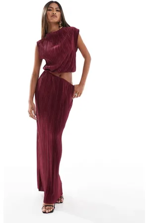 ASOS – Plissee-Maxikleid in Burgunderrot mit Zierausschnitt