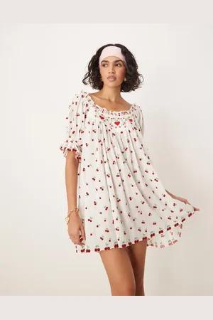 For Love & Lemons – Perlenbesetztes Trägerkleid in Weiß mit rotem Kirschen-Motiv