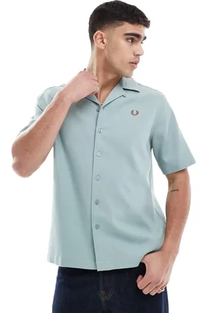 Fred Perry – Kurzärmliges Hemd in Eisblau mit Reverskragen