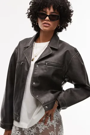 Topshop – Kurz geschnittene Jacke aus Kunstleder in verwaschenem mit Knopfleiste