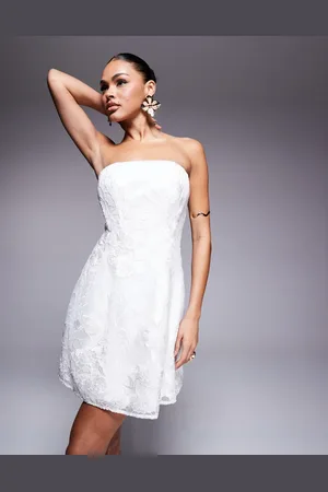 Forever New – Bridal – Trägerloses, kurzes Brautkleid aus bestickter Spitze in Elfenbeinweiß