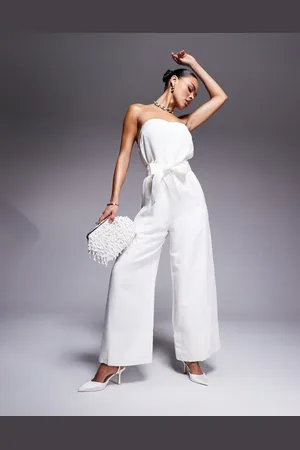 Forever New – Trägerloser Jumpsuit in Porzellanweiß mit Taillengürtel und weitem Bein