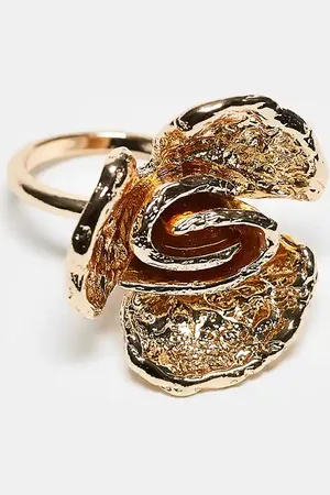 ASOS – Goldfarbener Ring mit texturiertem Blumendesign