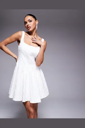 Forever New – Bridal – Jacquard-Minikleid in Elfenbeinweiß mit tiefem Saum