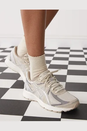 Asics – Jog 100 S – Sneaker in Hellbeige und reinem Silber