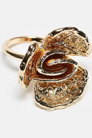 ASOS ASOS DESIGN Curve – Goldfarbener Ring mit texturiertem Blumendesign